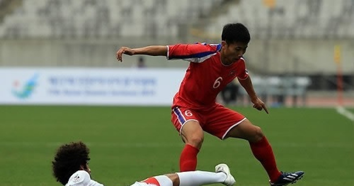 [스포츠박사 기자의 스포츠용어 산책 1618] 북한 축구에서 왜 ‘태클’을 ‘공빼앗기’라고 말할까