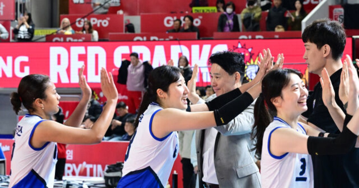 '다른 감독도 이렇게 괴로울까?' …  경기 전 입술 꽉 깨문 감독 [곽경훈의 현장]