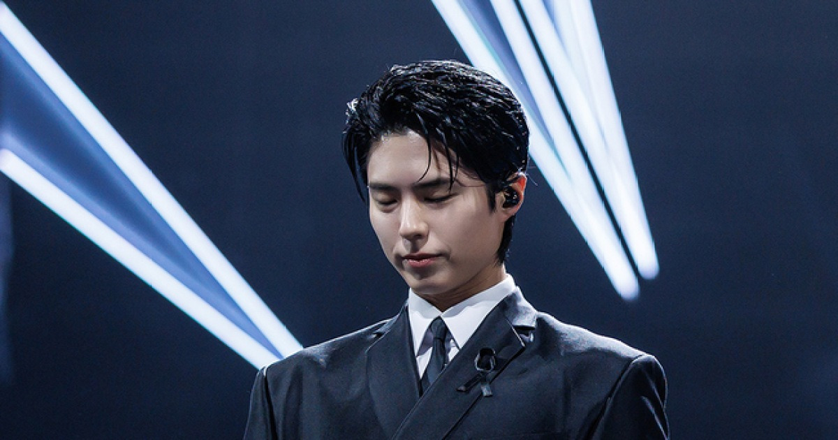 박보검, 묵념+검은 리본 추모‥中 출신 아이돌도 홍콩 화재에 한마음[2025 MAMA②]