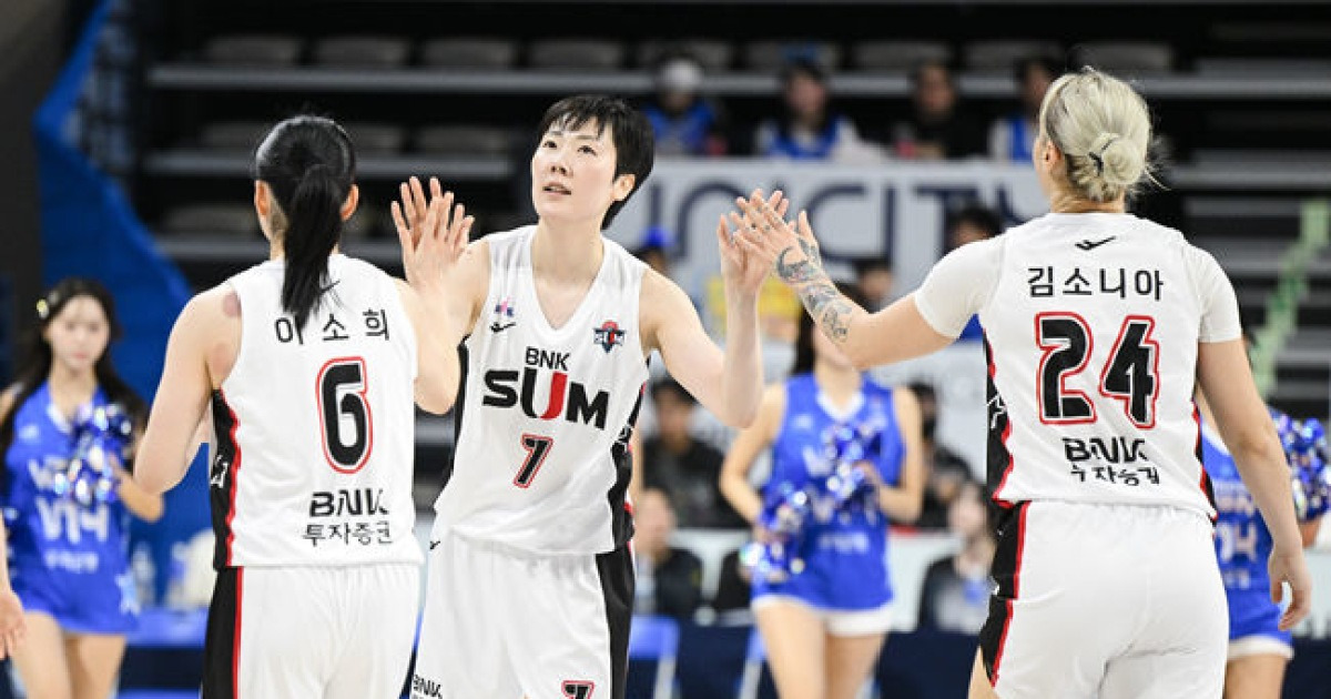 '김소니아·박혜진·이소희 고른 활약' BNK, 챔프전 리턴매치서 웃었다...우리은행 꺾고 공동 2위 점프