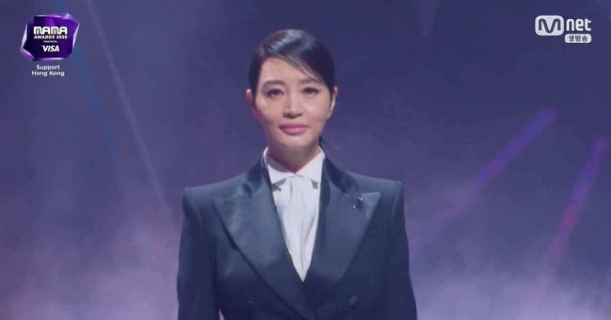 김혜수, 검정 리본+검정 수트 입고 홍콩 참사 추모..“기적 남아있길” [2025 MAMA]