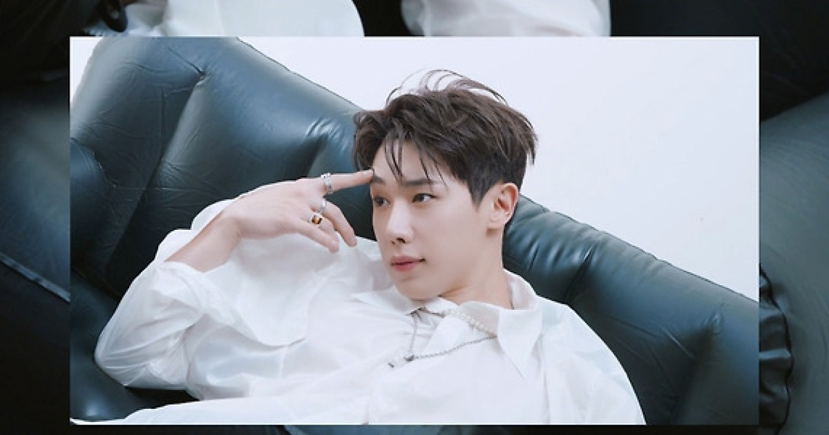 "고저스"..원호, 英 매거진도 반한 명품 복근