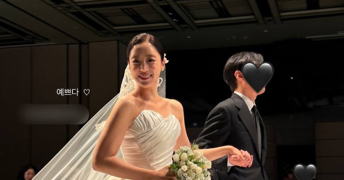 효민, 올 블랙 하객룩 입고 함은정♥︎김병우 결혼식 참석 "울 언니"