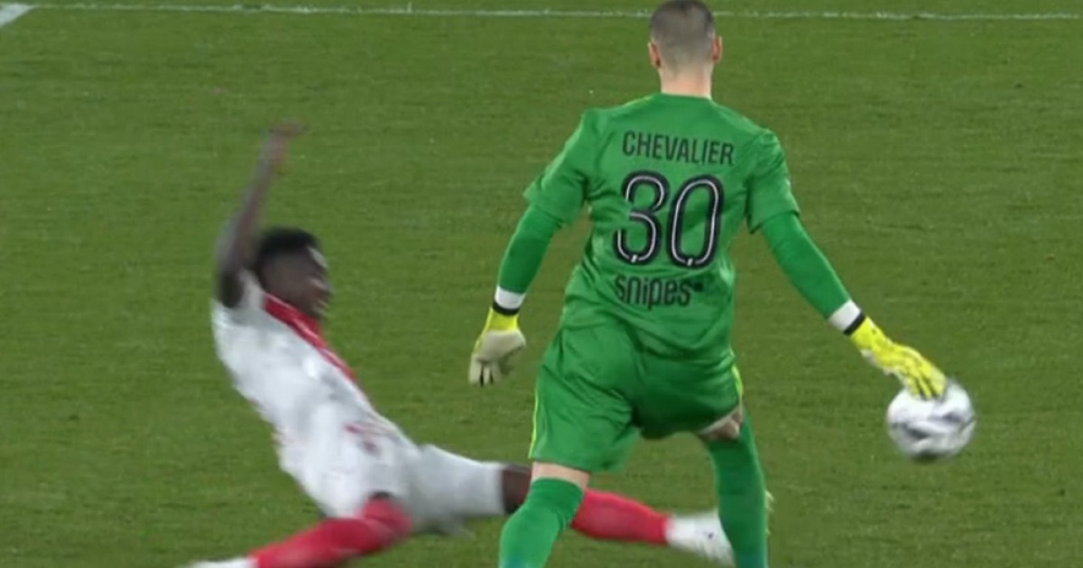 ‘살인 태클’에 발목 부러질 뻔…파리 생제르맹 수문장 천만다행, 엔리케 감독 “믿을 수 없다” 경악