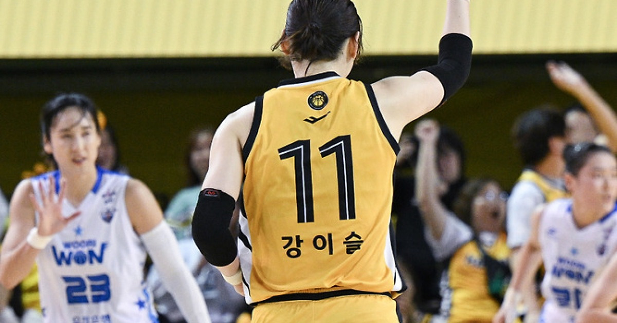 ‘강이슬 27점 11R’ KB, 접전 끝에 우리은행 격파