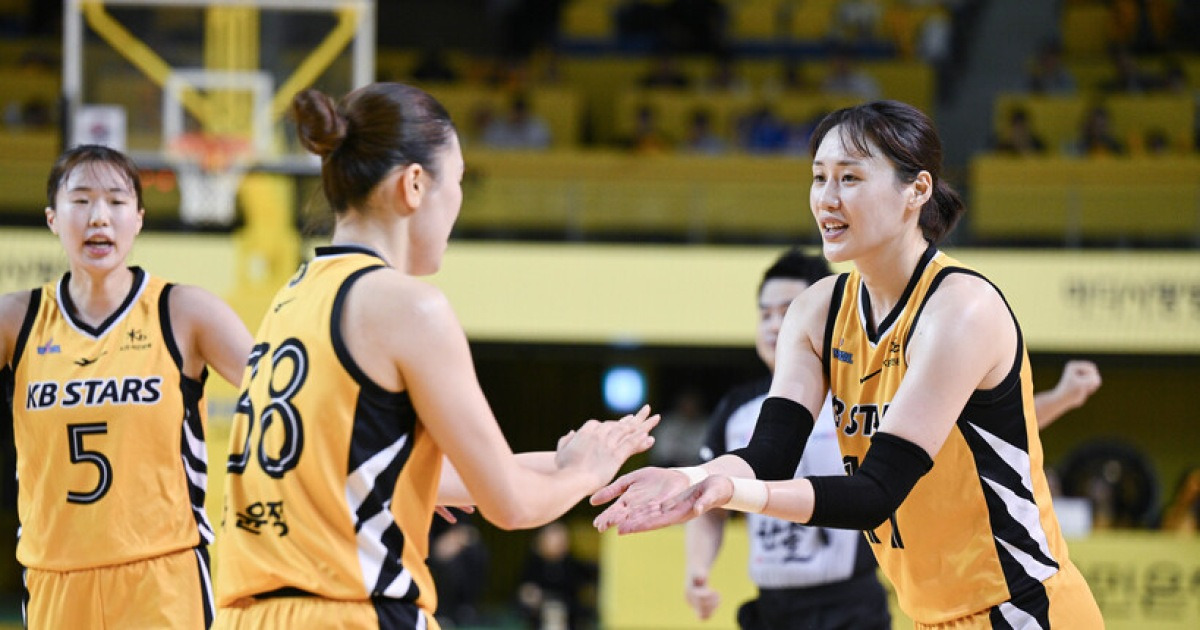 ‘김단비에 맞선 꼬꼬마 라인업, 건재한 강이슬’ KB스타즈, 우리은행 꺾고 단독 1위 복귀