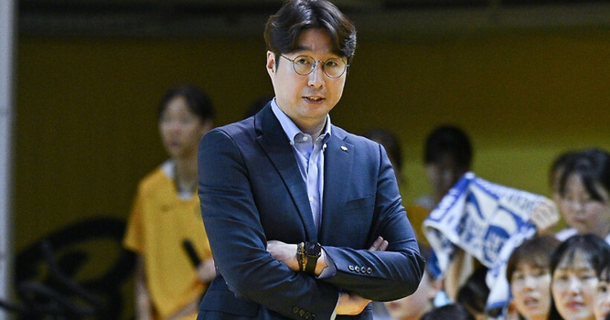 단독 1위 KB스타즈, 김완수 감독 “강이슬, 리더로서 멋있는 모습 보여줬다”