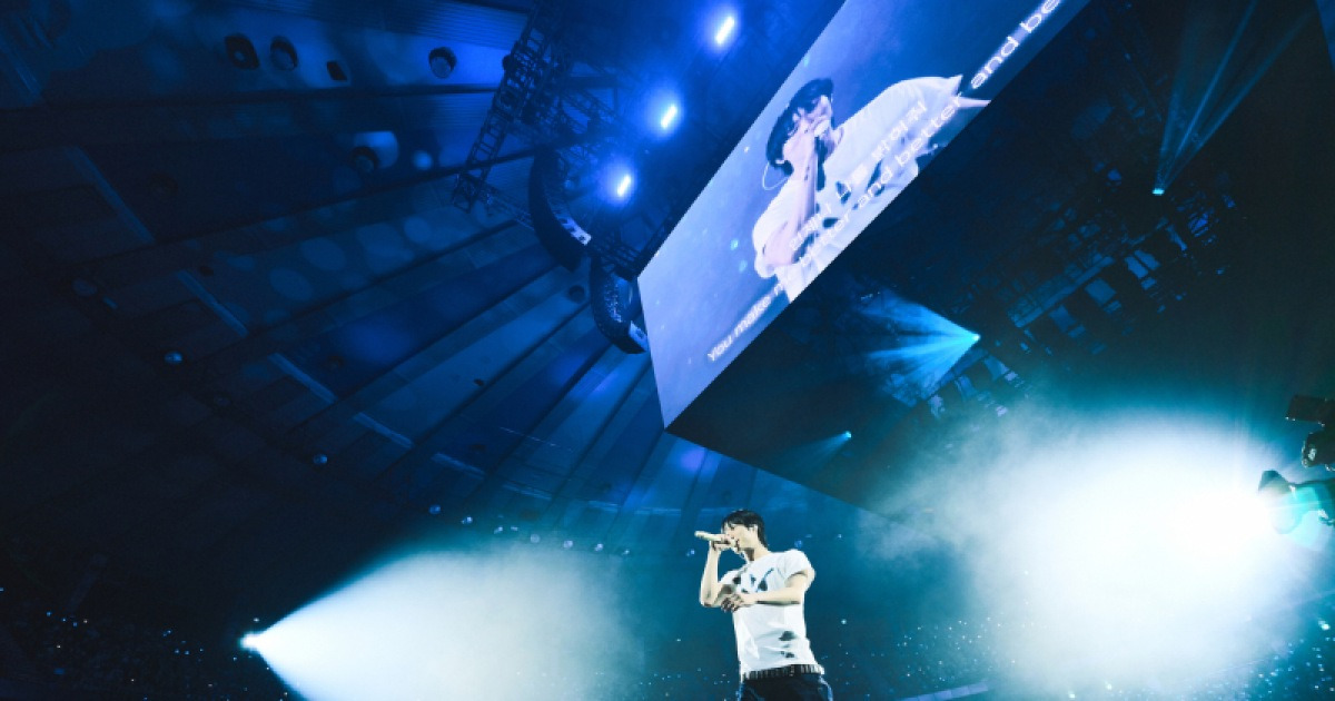 우즈, 노래·춤 다 되는 군필자…2만 관객 앞 증명한 ‘역주행 신화’ [쿡리뷰]