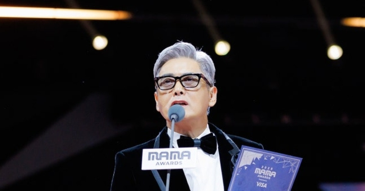 손맞잡은 주윤발·지드래곤, ‘연대’로 마무리된 ‘마마 어워즈’