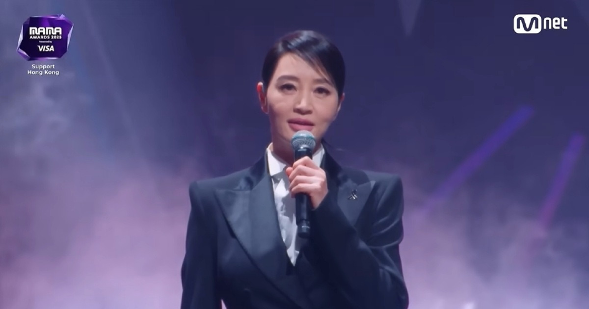 “기적 남아있길” 김혜수, 드레스 벗고 블랙 슈트…홍콩에 전한 위로 메시지