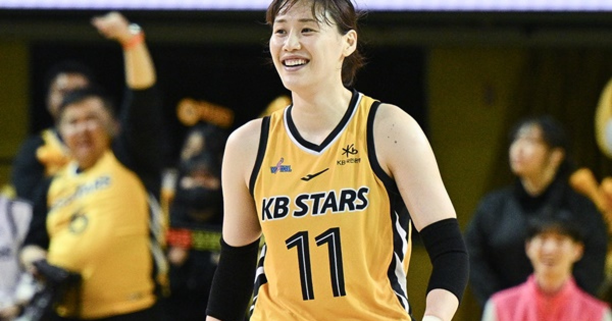 '강이슬 더블더블' KB스타즈, 우리은행에 69-65 신승…단독 선두 도약