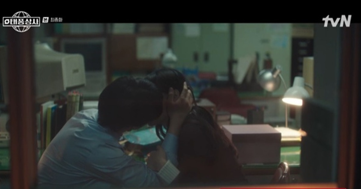 '태풍상사' 이준호, 김민하와 사무실서 입맞춤 "여기에 내 꽃 다 있어" [TV캡처]