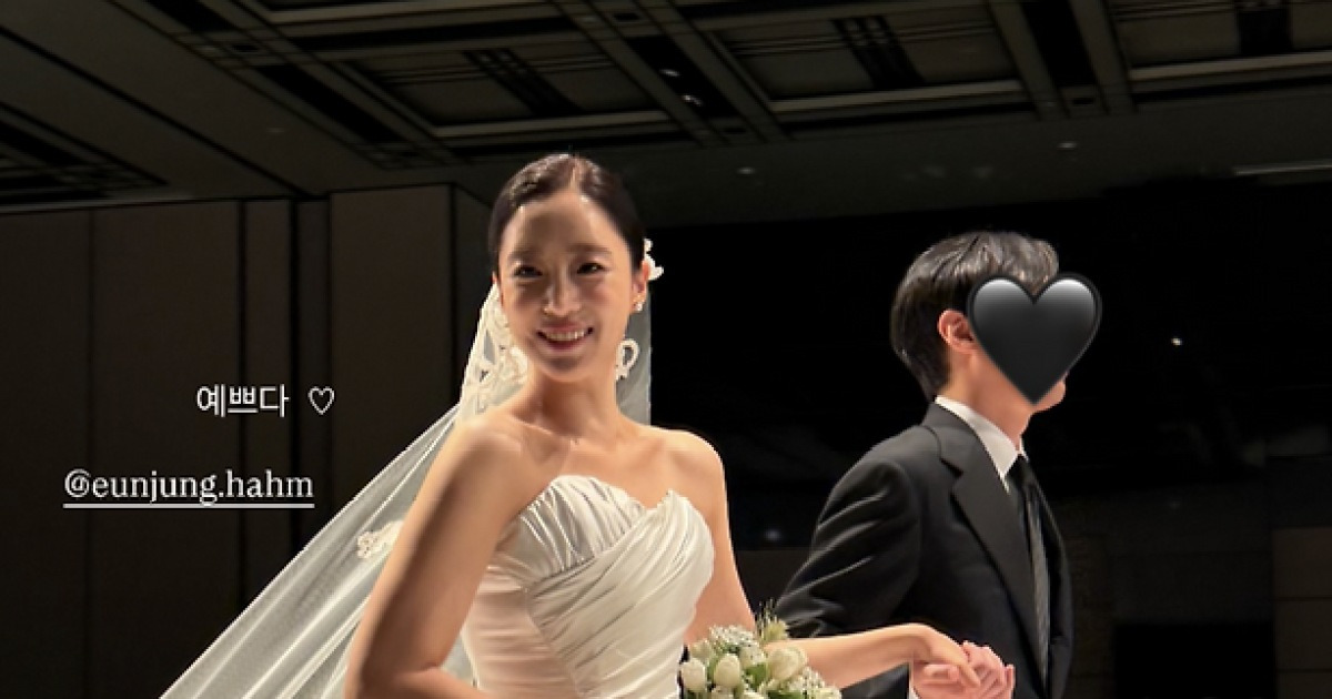 함은정, 오늘(30일) ♥김병우 감독 손 꼭 잡고 웨딩마치 "예쁘다"