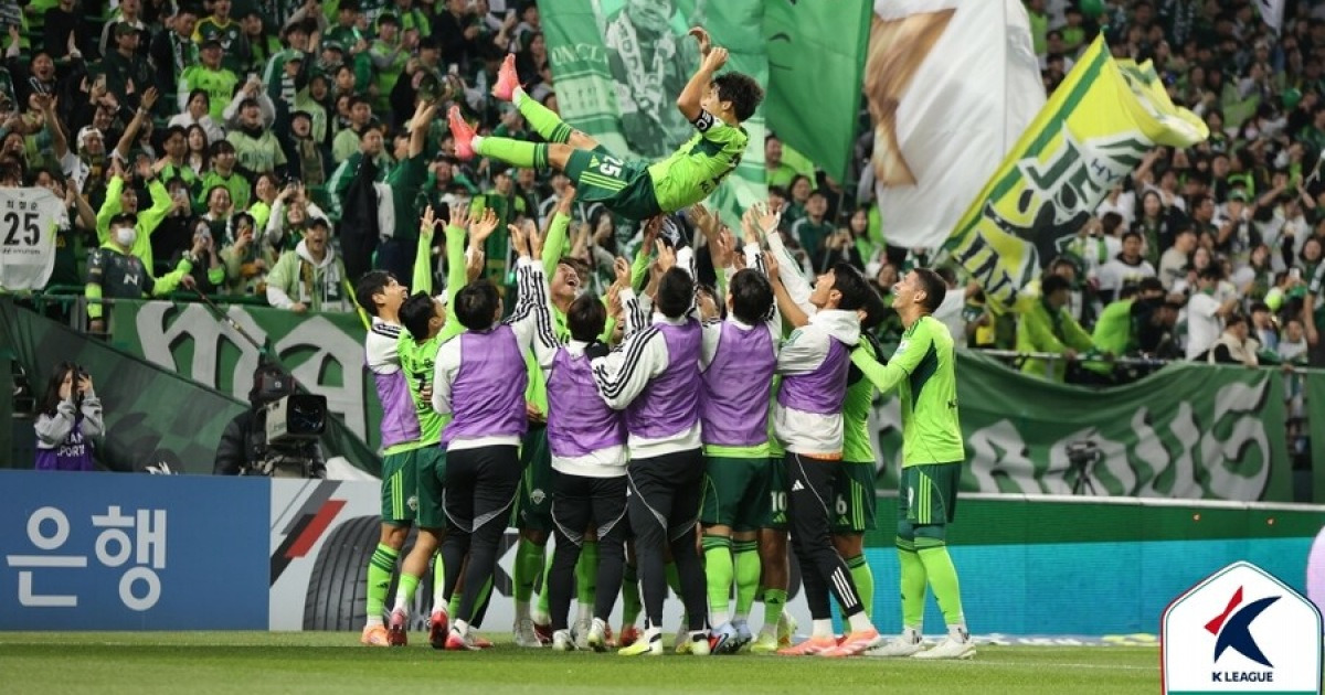 [현장 REVIEW] '굿바이 레전드' 전북, 최철순 은퇴 경기에서 2-1로 서울 제압...전진우 PK 결승골