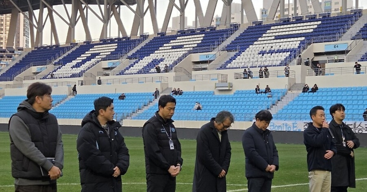 [SPO 현장] 조각내, 조광래 나와 폭발한 대구팬, 1시간 대치 '울분 표출'...눈물 쏟은 세징야-김병수 감독에는 큰 박수 위로