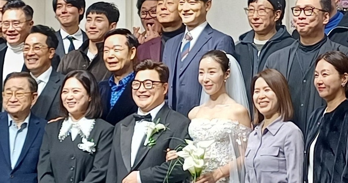 [단독]"우정으로 남는다" 윤정수 옆 지킨 김숙..결혼식 하객 단체사진 포착