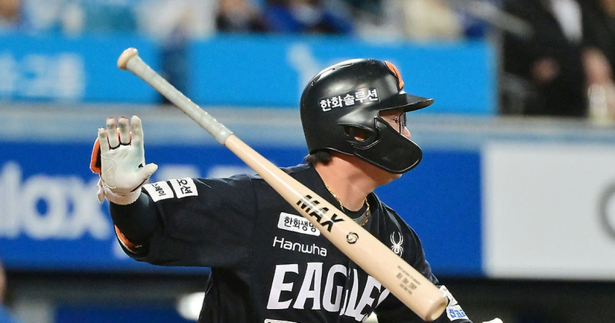 '넉살 좋은' 한화 1R 신인, 프로 첫 캠프에서 '11년 선배' 이도윤 방망이 얻어낸 사연