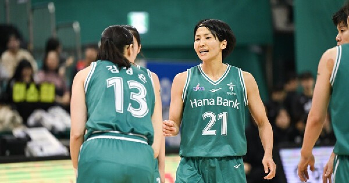 '사키 전 소속팀 상대 맹폭!' 하나은행, BNK 60-49로 꺾고 공동 선두 도약