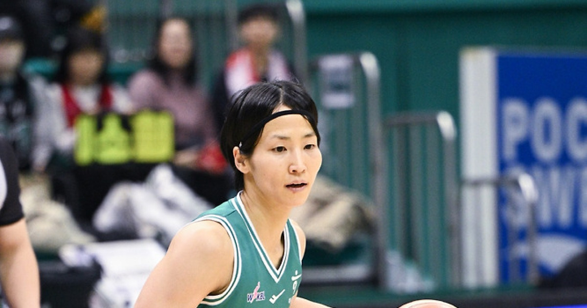 [현장리뷰]'진안+사키 34득점 합작' 하나은행 돌풍 美쳤다, '디펜딩 챔피언' BNK 60-49 제압