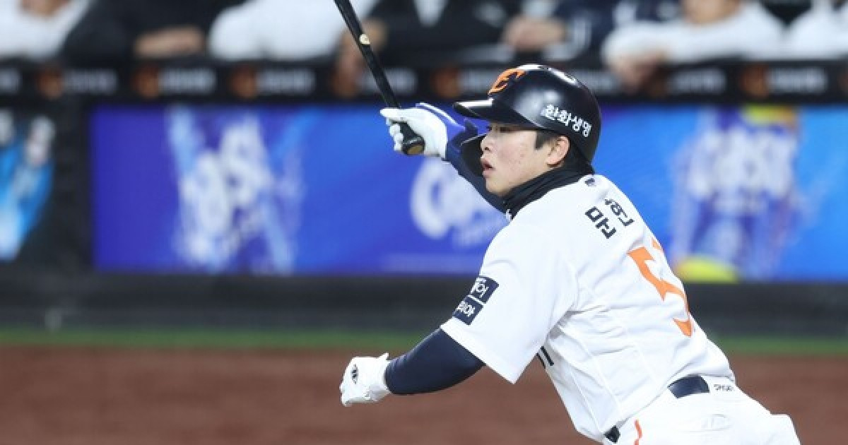 "외야는 다 비슷"… 수비 자신감 보인 문현빈, 한화 중견수 고민 해결할까