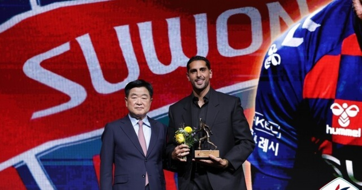 [BE.현장] "사랑해요, 오, 오, 오"… 히트곡으로 수상 소감 마무리한 싸박의 '뮤지션 모드', "MC Wero와 컬래버? 이순민이 원하면 한다"