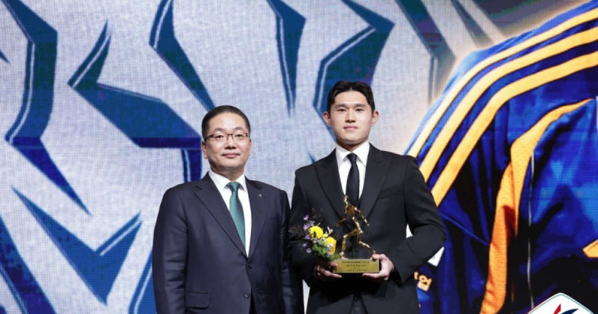 MVP 수상 후 소감을 전하는 이동경