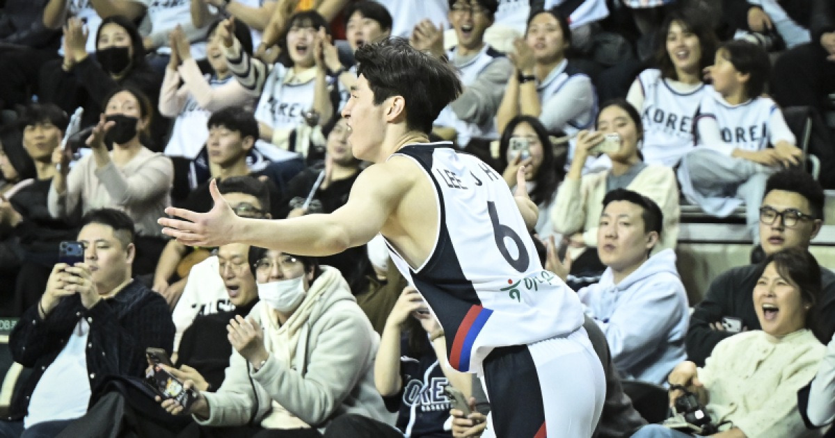 ‘커리 빙의’ 이정현·이현중 44점 합작…남자농구, 12년 만에 중국전 2연승