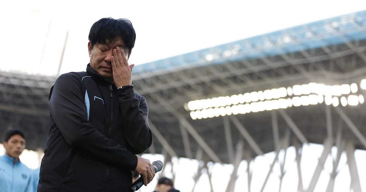 강등된 뒤 팬들 앞에서 눈물쏟은 김병수 대구 감독, “결과를 겸허하게 받아들이지만 눈물이 멈추지 않는다” [SD 대구 인터뷰]