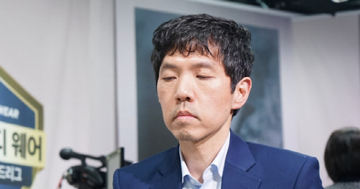 '돌부처' 이창호, '스승' 조훈현 넘어 바둑 최다승 신기록