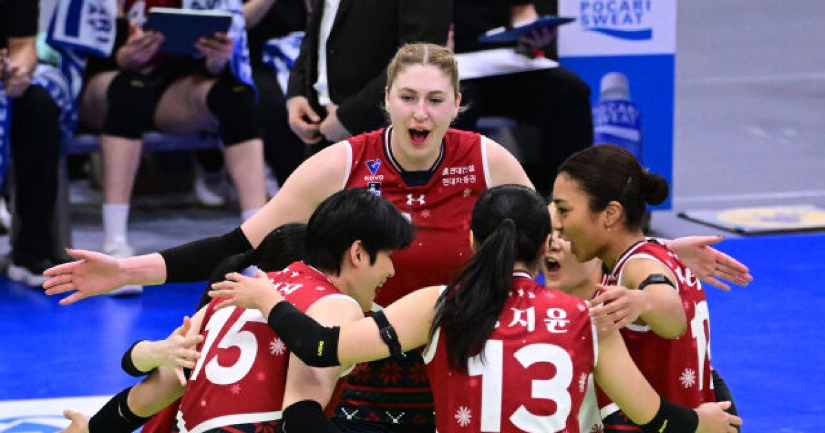 '35점 합작' 카리+정지윤 쌍포, '홀로 23점' 외로운 실바 제압했다...'블로킹 15개' 현대건설 '2위' 등극! GS칼텍스 3-0 완파 [MD수원]