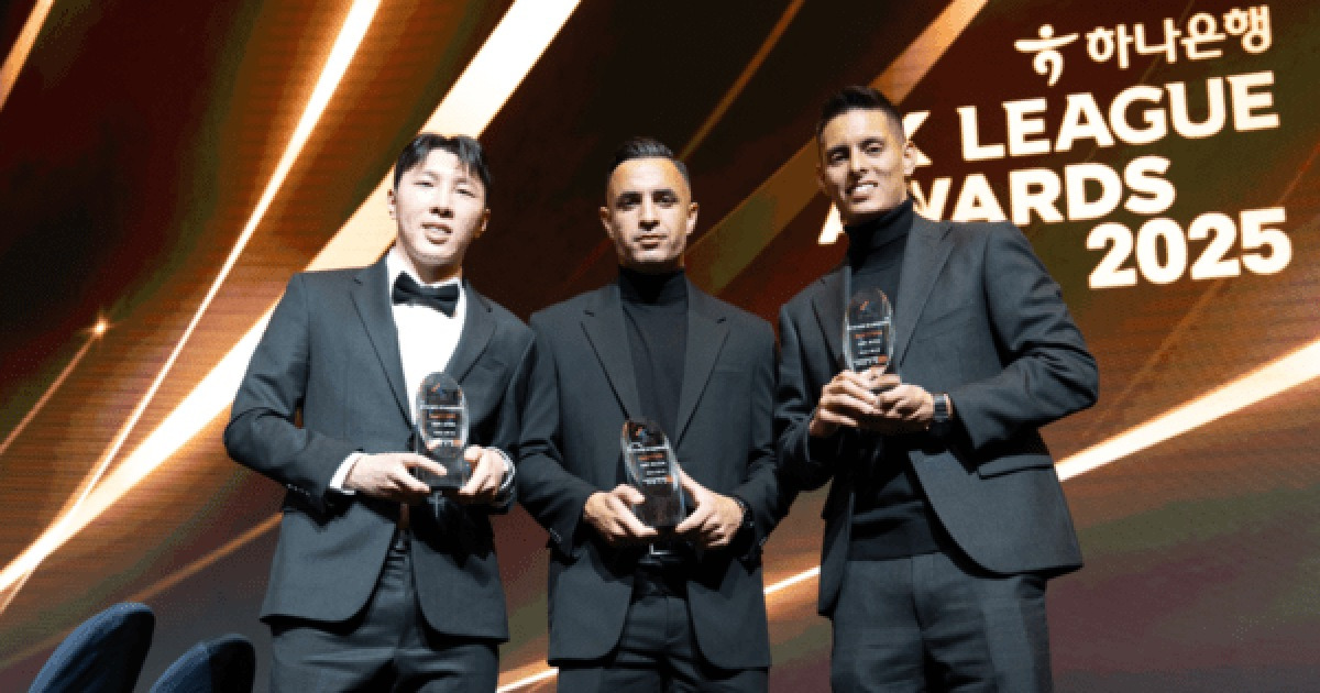 '최하위→PO 돌풍' 성남FC, 내일이 더 기대된다! 후이즈·신재원·베니시오 베스트11 싹쓸이+2년 연속 사랑나눔상까지