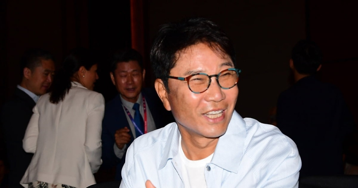 [단독] 'K팝 대부' 이수만 표 보이그룹 내년 상반기 나온다…지각변동 예고