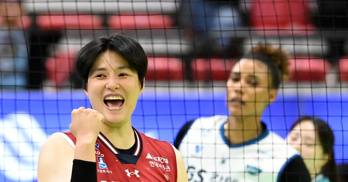 '바로 이 맛!' 블로킹 폭발 김희진, 짜릿한 손맛에 주먹 불끈…현대건설, GS칼텍스 셧아웃 완파[수원 현장]