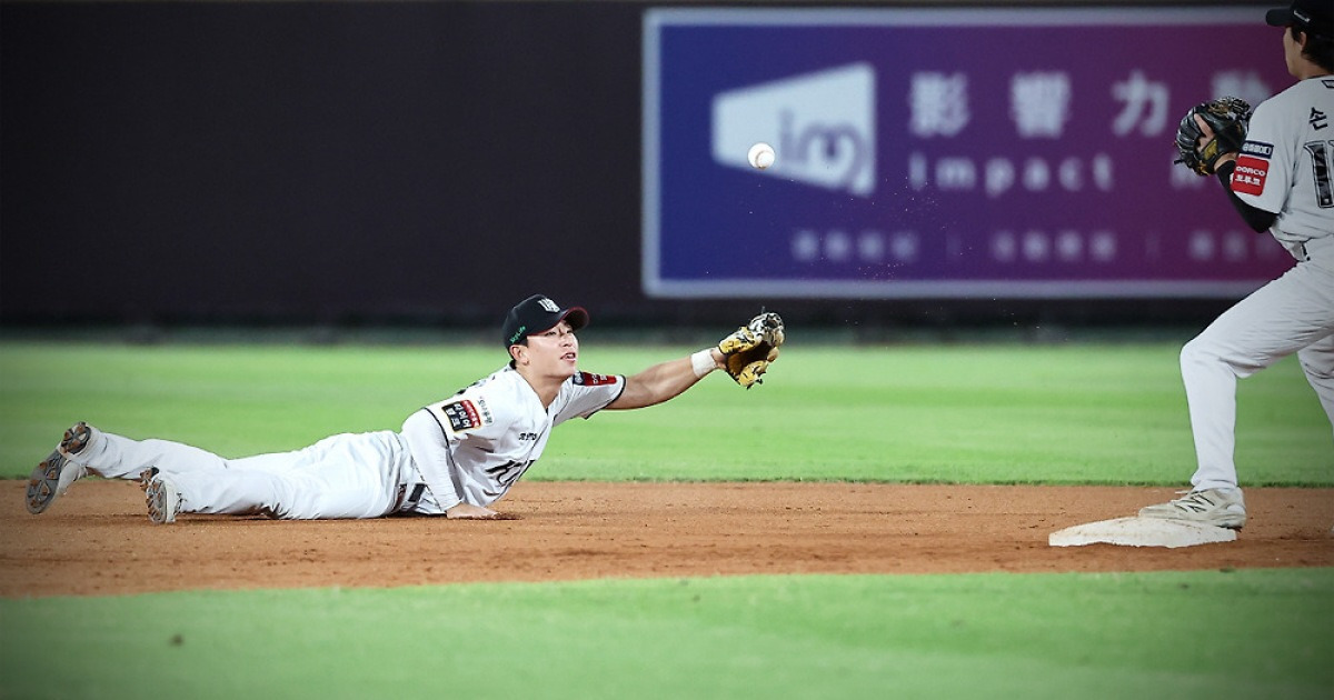박찬호 놓쳤는데 웃음이 나오다니...18세 신인이, 80억 유격수를 잊게 만들고 있다