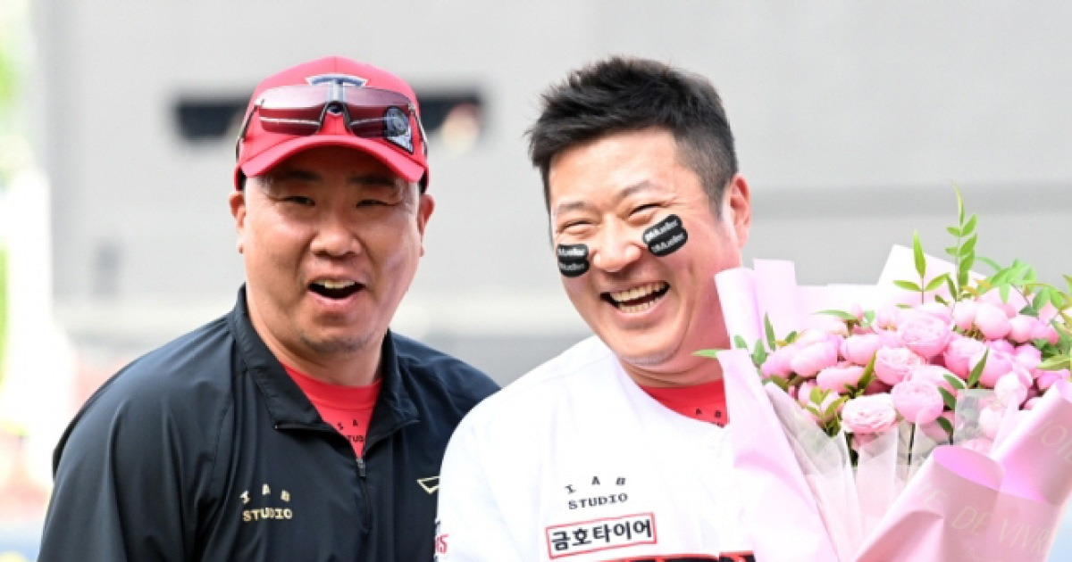 "감독님 죄송합니다" 최형우의 전화, "우승 2번 시켜준 선수" 이범호 감독 애써 웃으며 보냈다