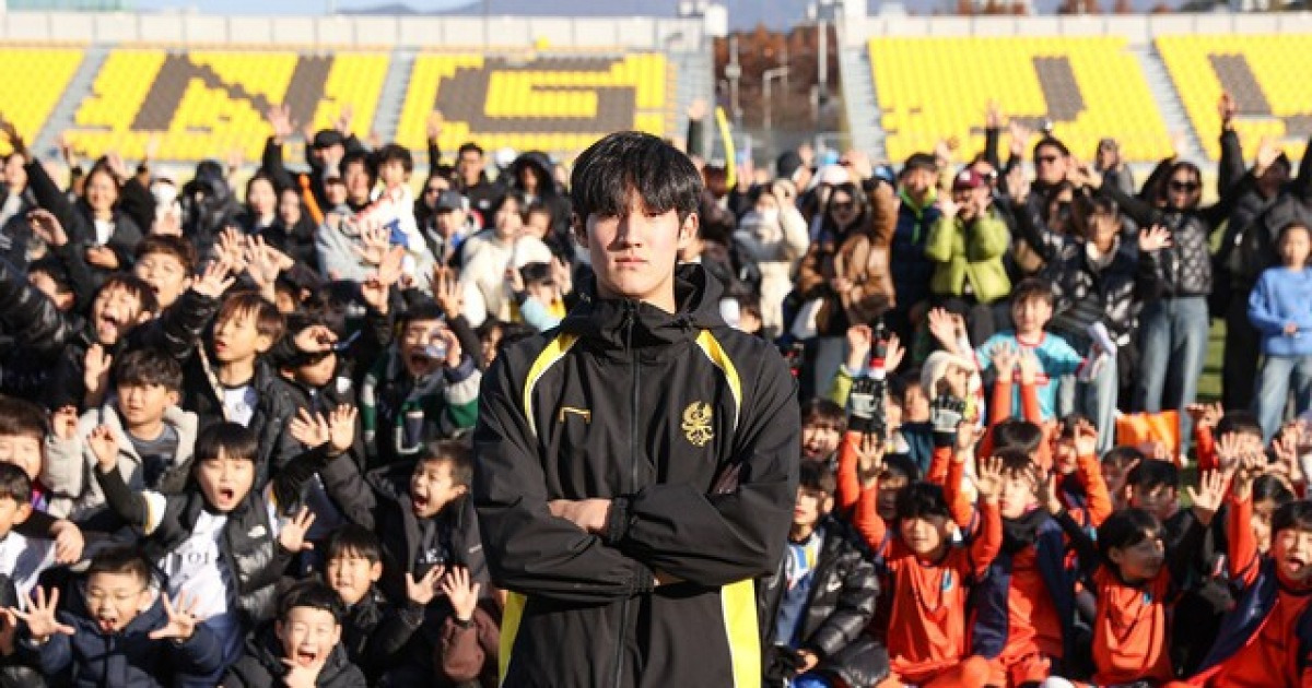 [오피셜] '이럴 수가' 17세 4개월 나이에 韓 프로라니... 광주, '구단 첫 준프로' 금호고 3학년 김윤호와 프로계약 체결