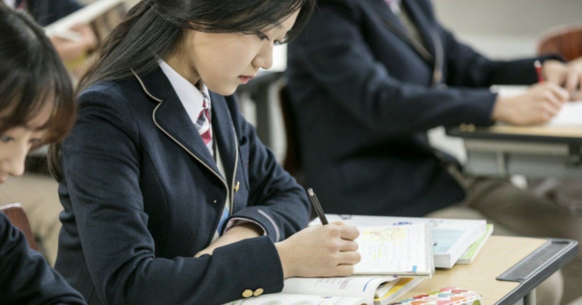 수능 점수 발표 대비하는 수험생과 학부모