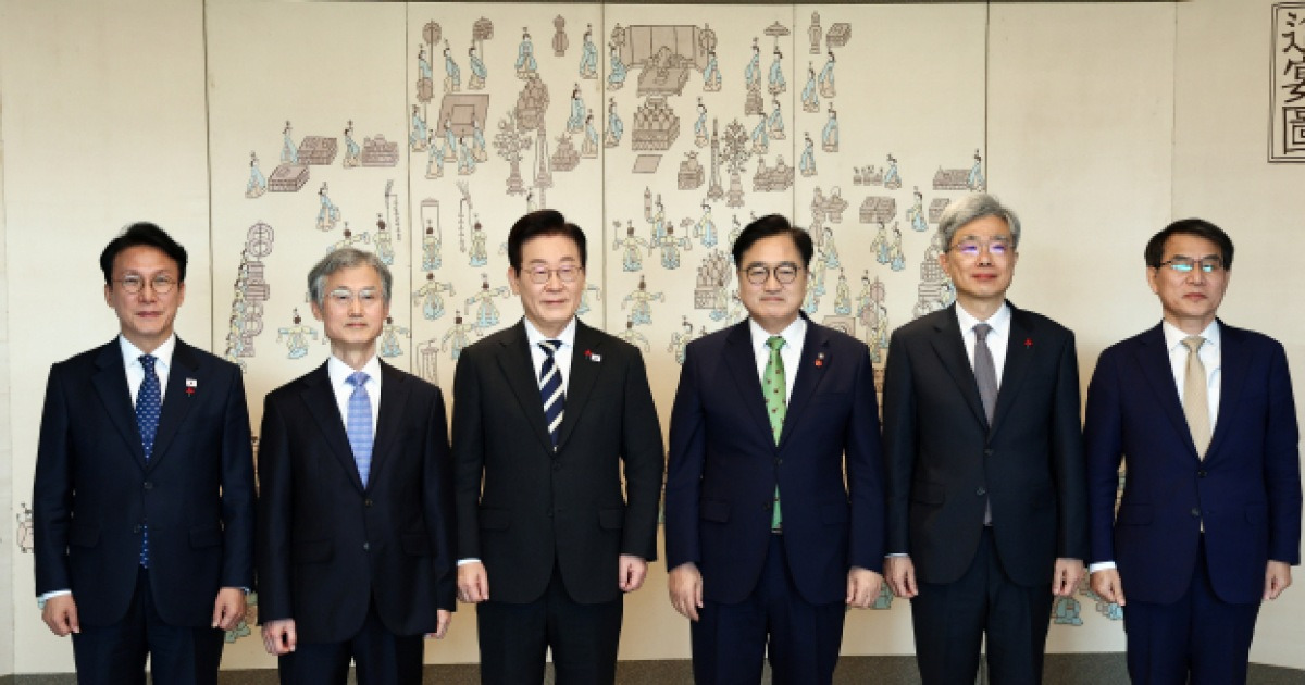 チョ・ヒデ長官は李大統領を前に「司法改革には慎重でなければならない」と述べた。