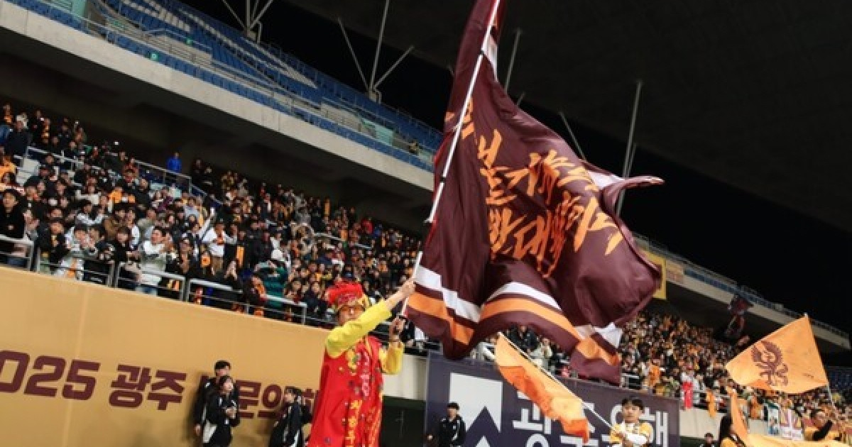 대박! 광주FC, 사상 첫 코리아컵 결승...원정버스 61대 지원 사격+광주 팬 존 7,000여 명 몰려 '역대급 응원전 예고'