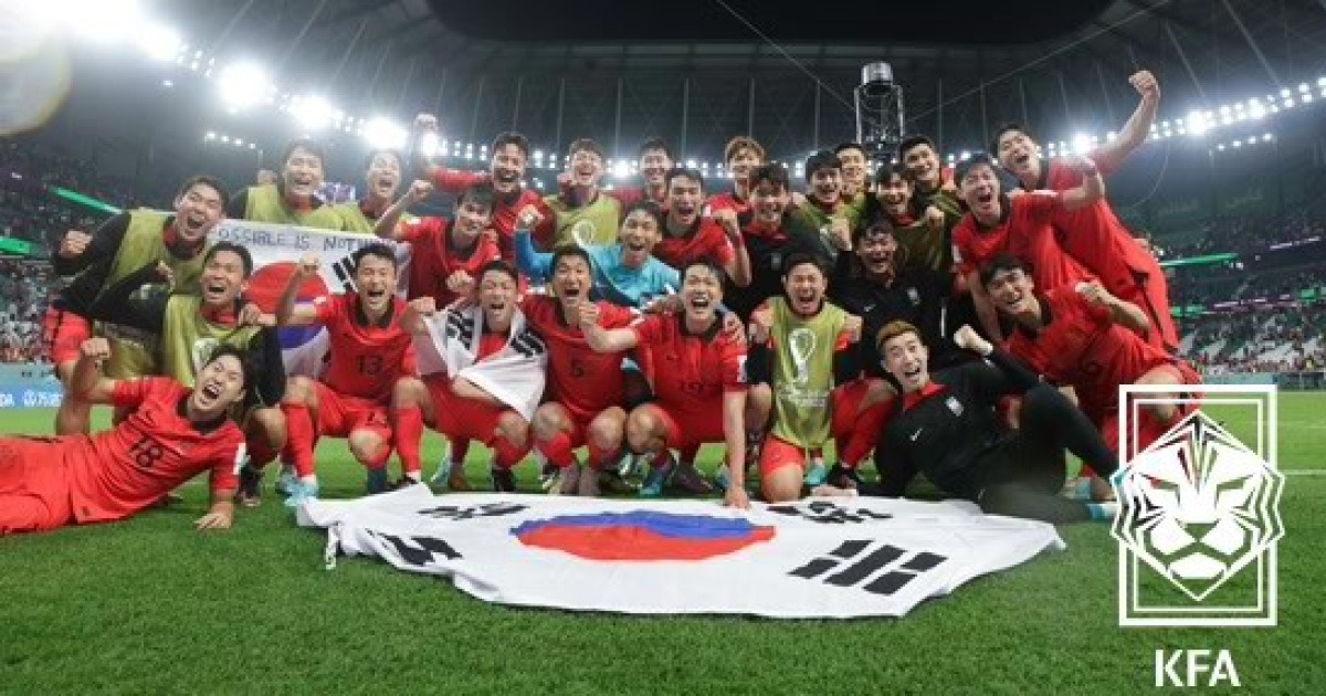 대박! '韓 축구 영광의 12월 3일'…외신도 주목 황희찬 골로 16강 갔어