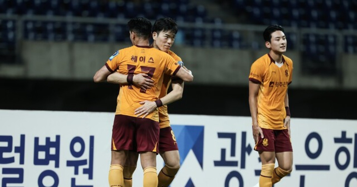 간절함 가득 이정효 감독, "다시 아시아로!" 광주 코리아컵 첫 우승 기원