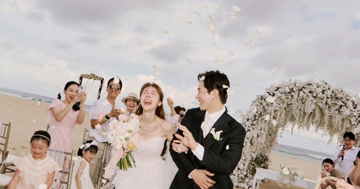 민아, 결혼식 사진 공개… ♥온주완과 발리서 비공개 웨딩 [IS 하이컷]