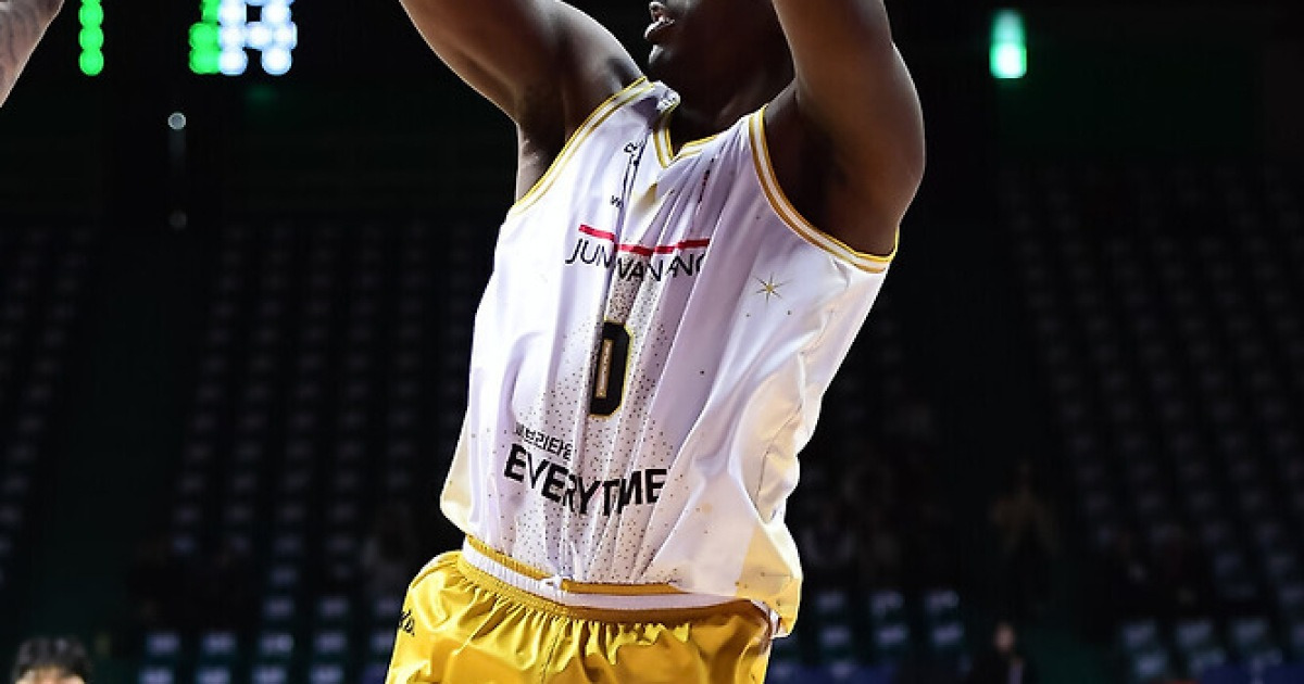 [기록] ‘KCC 득점과 같았다’ 오브라이언트, 1쿼터 개인 최다 14점 폭발