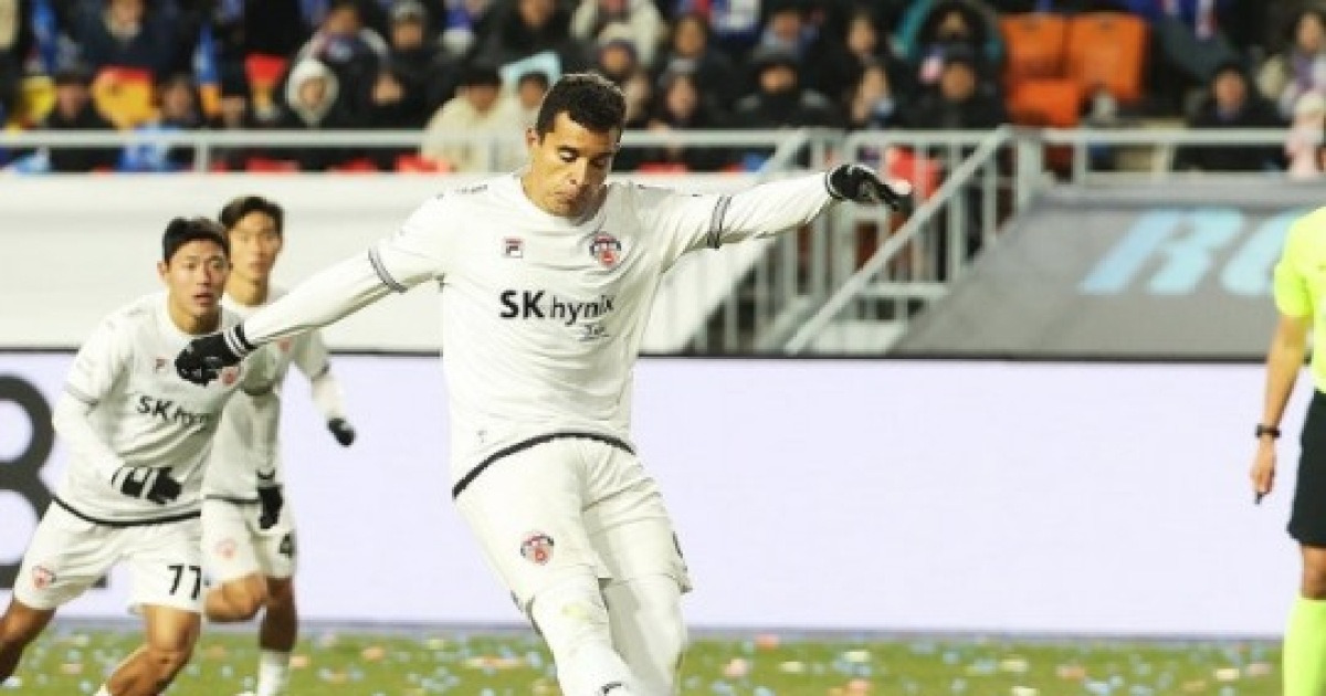 제주, 승강 PO 1차전서 수원 1-0 제압…유리 조나탄 PK 결승골