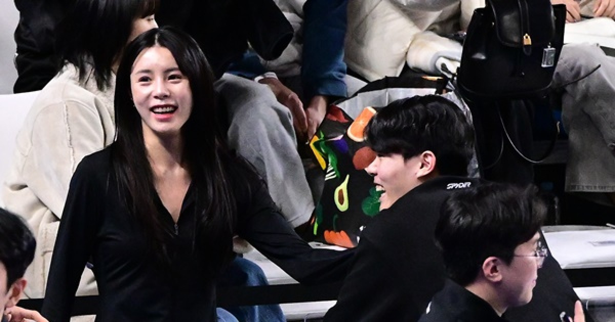 '학폭 논란' 이다영, 남자배구 현대캐피탈-삼성화재전 직관…남동생 이재현 응원