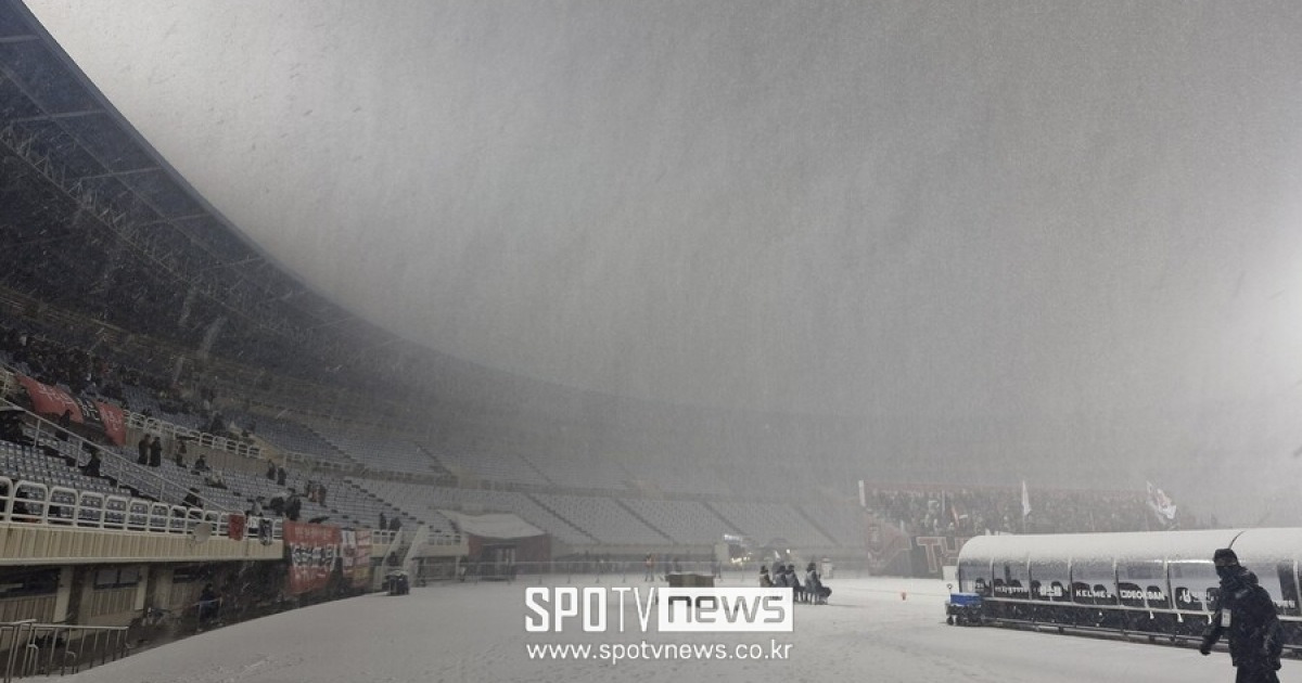 [오피셜] '사상 초유의 사태' 부천-수원FC 승강 플레이오프 1차전, 폭설로 경기 취소...5일로 연기, 2차전은 협의 중