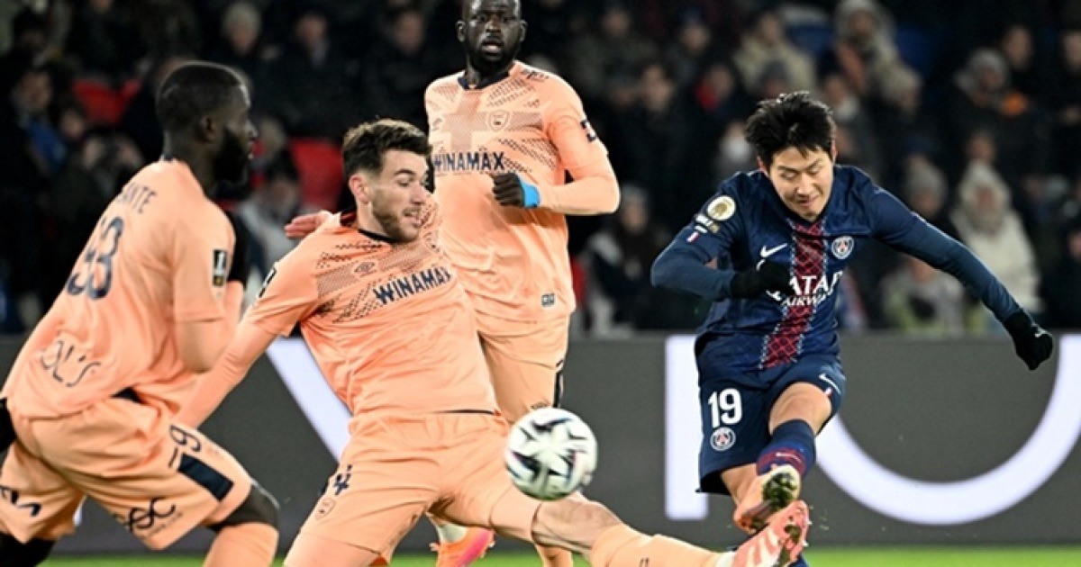 '역시 원더골 장인+황금 왼발' 이강인, PSG 11월의 골 뽑혔다... 팬 투표 39% '압도적'