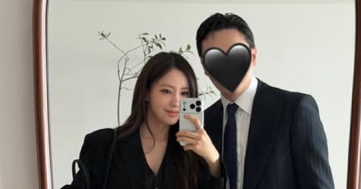 '신혼' 효민, '부부 동반' 함은정 결혼식 인증샷 [TD#]