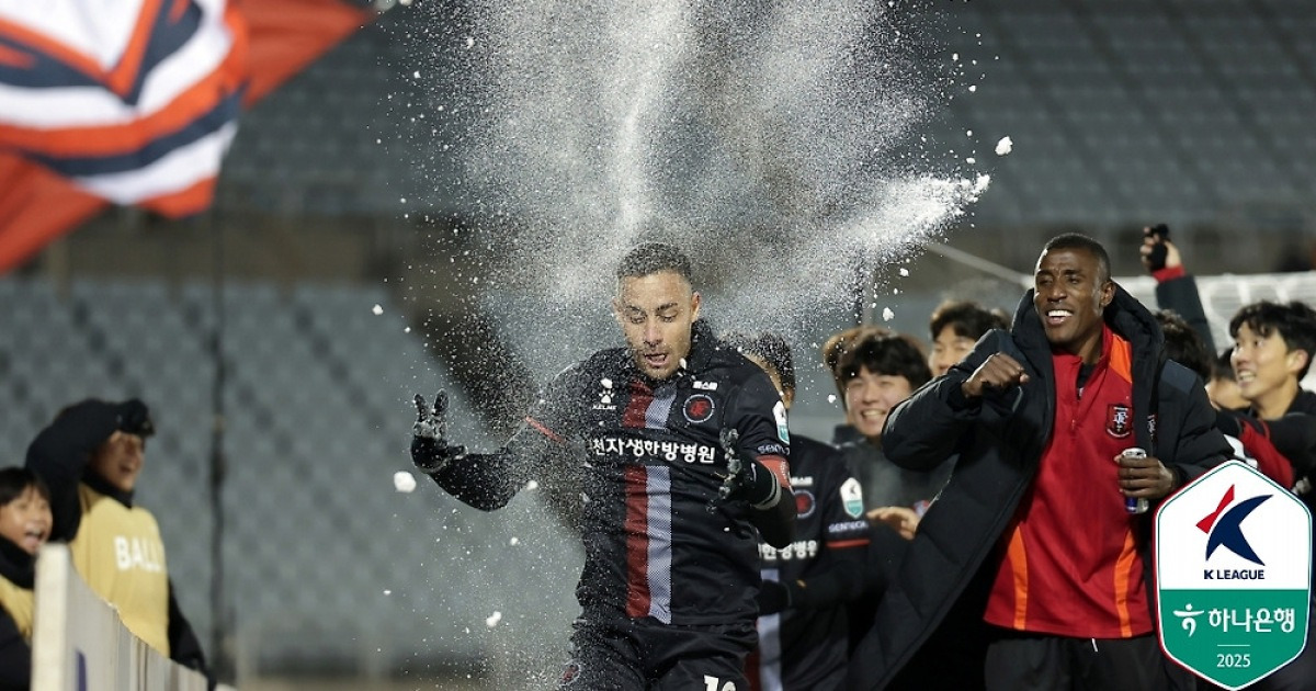 [GOAL 현장] 승격 눈앞으로! 바사니 폭발한 부천FC, 수원FC 1-0 꺾고 1부 리그 보인다