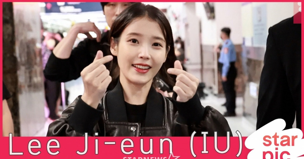 아이유(IU) '뜨거운 환영에 미소로~'[★영상]